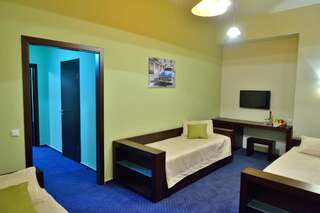 Отель Gosudar Hotel Кропивницкий Стандартный трехместный номер-2