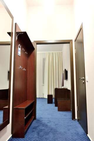 Отель Gosudar Hotel Кропивницкий Улучшенный двухместный номер с 2 отдельными кроватями-4